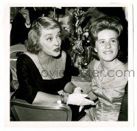 9y125 BETTE DAVIS/PATTY DUKE 8x8.5 news photo '63 excited about Duke's Oscar for Miracle Worker!
