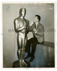 9y248 DONALD O'CONNOR 8x10 news photo '54 asking a life-sized Academy Award, Going my way?
