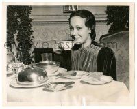 9y252 DOROTHY LAMOUR 7.25x9 news photo '39 having breakfast at her New York City hotel suite!