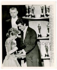 9y660 PATTY DUKE/GEORGE CHAKIRIS 8x10 news photo '63 getting the 1st ever regular Oscar to a kid!