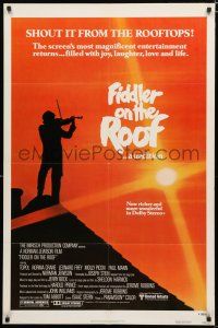 9z378 FIDDLER ON THE ROOF 1sh R79 cool silhouette image of Topol on rooftop!