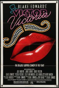 9z958 VICTOR VICTORIA 1sh '82 Julie Andrews, Blake Edwards, cool lips & mustache art by John Alvin