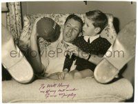 1a084 GEORGE MURPHY signed deluxe 10x12.75 news photo '45 teaching his son to be a football star!