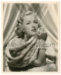 1a437 ELEANOR PARKER signed 8.25x10 still '40s beautiful seated close up wearing fur & pearls!