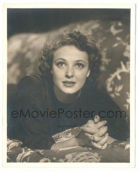 1a507 LARAINE DAY signed deluxe 8x10 still '40s close up of the pretty actress laying on couch!