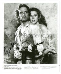 1a548 MICHAEL DOUGLAS signed 8.25x10 still '84 c/u with Kathleen Turner in Romancing the Stone!