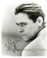 1a935 WILLEM DAFOE signed 8x10 REPRO still '90s great close portrait looking over his shoulder!