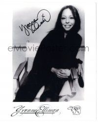 1a942 YVONNE ELLIMAN signed 8x10 REPRO still '80s wonderful smiling seated portrait for RSO records