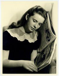 1b178 MARGARET O'BRIEN deluxe 10x13 still '40s great portrait of the child actress reading a book!