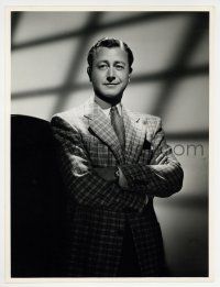 1b219 ROBERT YOUNG deluxe 10x13.25 still '40s full-length portrait in suit & tie with arms crossed!
