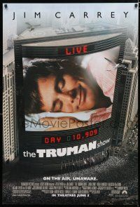 1d791 TRUMAN SHOW advance DS 1sh '98 cool image of Jim Carrey on large screen, Peter Weir!