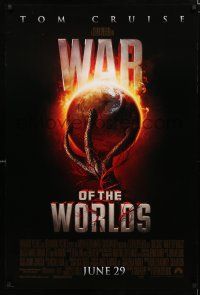 1d810 WAR OF THE WORLDS advance DS 1sh '05 Spielberg, cool alien hand holding Earth artwork!