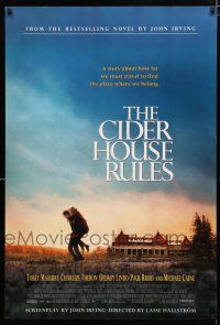 1k139 CIDER HOUSE RULES DS 1sh '99 Tobey McGuire carries Charlize Theron piggyback!