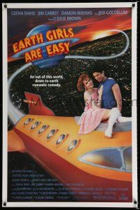 1k228 EARTH GIRLS ARE EASY 1sh '89 great image of Geena Davis & alien Jeff Goldblum on space ship!