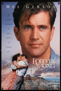 1k261 FOREVER YOUNG int'l 1sh '92 romantic image of Mel Gibson & Jamie Lee Curtis!