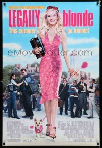 1k424 LEGALLY BLONDE advance 1sh '01 wacky image of Reese Witherspoon walking tiny dog!