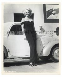 1m575 LESLIE BROOKS 8.25x10 still '47 the sexy star of Cigarette Girl & her car by Cronenweth!