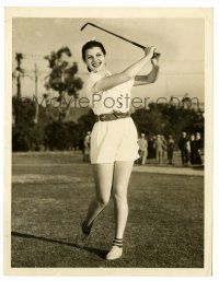 1m763 RITA HAYWORTH 6.75x9.75 news photo '30s the sexy young star with black hair playing golf!