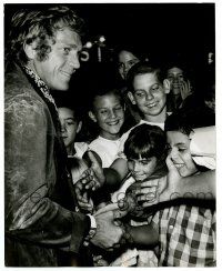 1m860 STEVE McQUEEN deluxe 8x10 still '70s shaking hands with a bunch of adoring young fans!