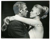 1m910 THOMAS CROWN AFFAIR 8x10 still '68 c/u of Steve McQueen & sexy Faye Dunaway embracing!