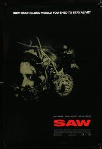 1z671 SAW 1sh '04 James Wan gory serial killer, great image of Shawnee Smith in diabolical device!