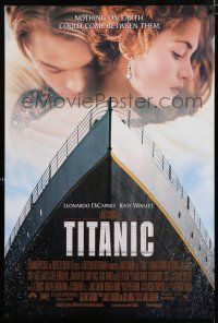 1z788 TITANIC DS 1sh '97 great romantic image of Leonardo DiCaprio & Kate Winslet!