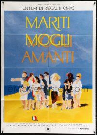 2b088 LES MARIS LES FEMMES LES AMANTS Italian 1p '89 cool art of entire cast at the beach!