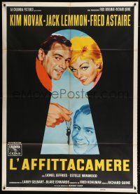 2b112 NOTORIOUS LANDLADY Italian 1p '62 different art of Kim Novak, Lemmon & Astaire in keyhole!