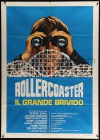 2b132 ROLLERCOASTER Italian 1p '77 artwork of creepy stalker w/binoculars over amusement park!