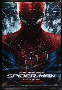 2c146 AMAZING SPIDER-MAN DS bus stop '12 portrait of Andrew Garfield in title role over city!