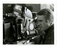 2d216 BULLITT candid 8.25x10 still '68 Steve McQueen behind camera starred, but is also producer!