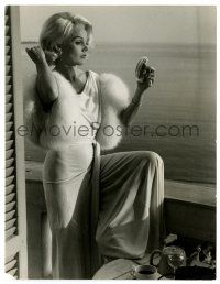 2d236 CARROLL BAKER 7.25x9.5 still '65 adjusting her makeup appearing as Jean Harlow by ocean!