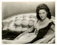 2d651 MIRACLE candid 7.75x9.75 still '59 Carroll Baker when she was brunette, lounging on couch!