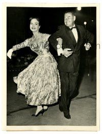 2d344 ERROL FLYNN 7.25x9.25 news photo '57 dancing with wife Patrice Wymore at party in Berlin!