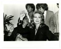 2d358 FAYE DUNAWAY 8x10 news photo '82 with director Michael Winner at Cannes Film Festival!