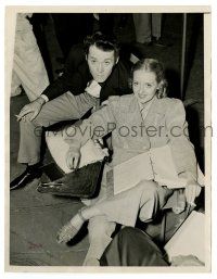 2d518 JEZEBEL candid 7x9 news photo '37 Davis & Fonda will steal Gone with the Wind's thunder!