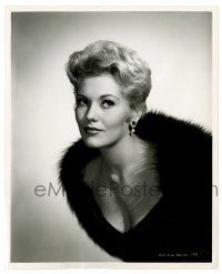2d547 KIM NOVAK 8.25x10 still '55 sexy c/u in fur by Coburn, when she made 5 Against the House!