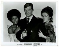 2d586 LIVE & LET DIE 8x10.25 still '73 Moore as James Bond between Jane Seymour & Gloria Hendry!
