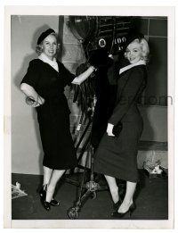 2d049 MARILYN MONROE 7x9.25 news photo '50s by movie light on set of Gentlemen Prefer Blondes!