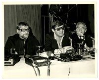 2d678 NETWORK candid 8.25x10 still '76 press conference w/ Peter Finch, Paddy Chayefsky & producer!