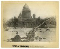 2d817 SIEGE OF LENINGRAD 8.25x10 still '43 soldier by huge cannon outside Saint Isaac's Cathedral!