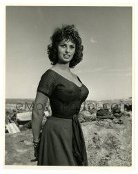 2d839 SOPHIA LOREN 8x10 still '57 c/u of the sexy Italian from The Pride & the Passion by Auguste!