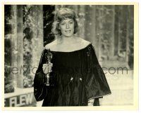 2d939 VANESSA REDGRAVE 8x10 news photo '78 holding her Best Supporting Actress Oscar for Julia!
