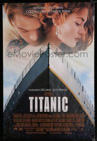 2f777 TITANIC DS 1sh '97 Leonardo DiCaprio & Kate Winslet, James Cameron!