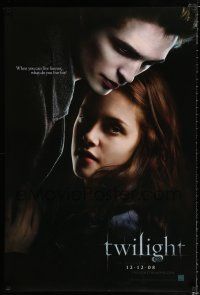 2f802 TWILIGHT teaser DS 1sh '08 c/u of Kristen Stewart & Robert Pattinson, vampire couple!