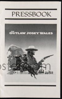 2g628 OUTLAW JOSEY WALES pressbook '76 Clint Eastwood is an army of one, cool western artwork!