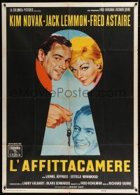 2j269 NOTORIOUS LANDLADY Italian 1p '62 different art of Kim Novak, Lemmon & Astaire in keyhole!