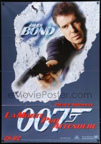 2j163 DIE ANOTHER DAY teaser Italian 1p '02 close up of Pierce Brosnan as James Bond pointing gun!