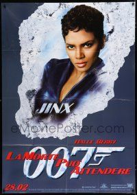 2j164 DIE ANOTHER DAY teaser Italian 1p '02 different close up of sexy Halle Berry as Jinx!