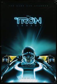 2m783 TRON LEGACY teaser DS 1sh '10 great different close up image of light cycles!
